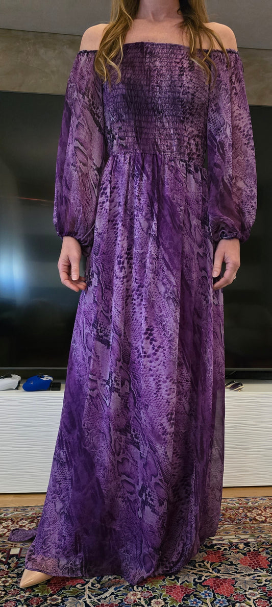 Abito lungo a spalle scoperte con stampa pitonata viola