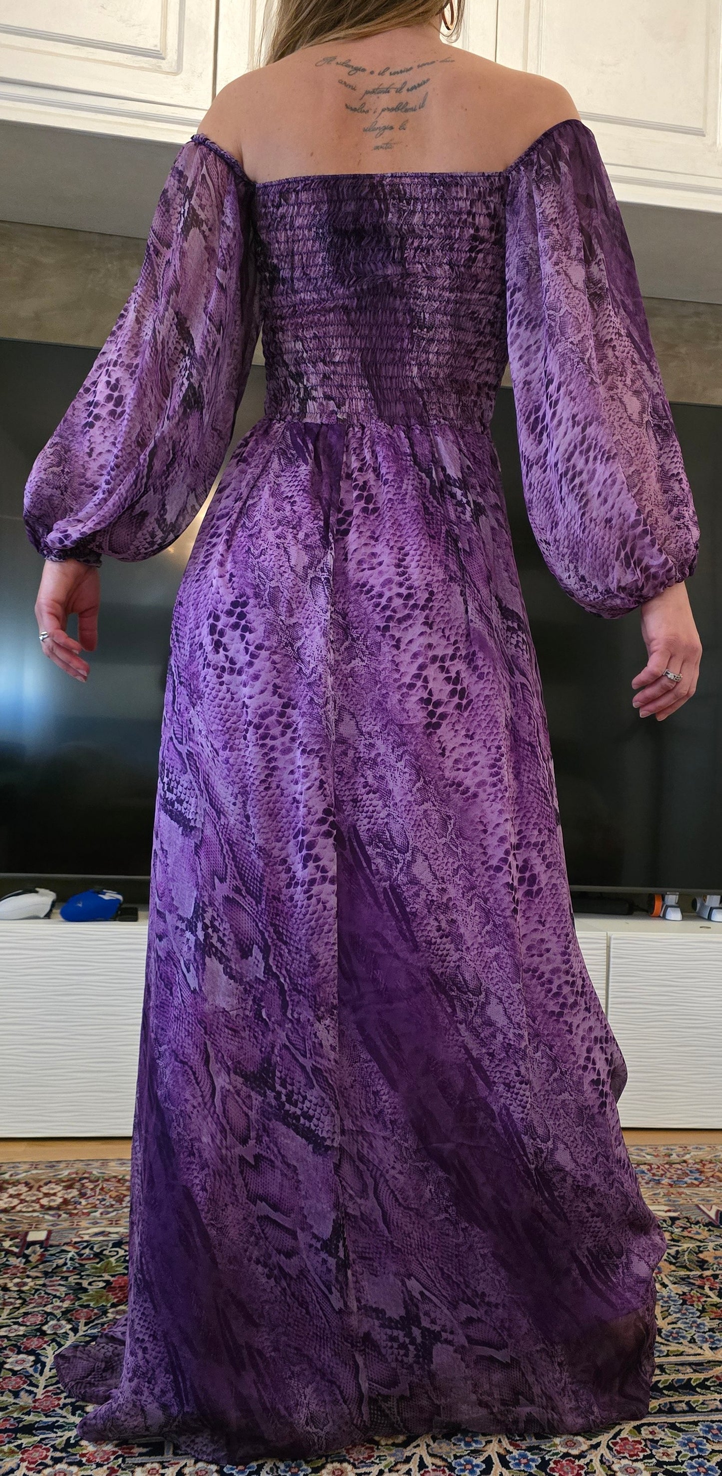 Abito lungo a spalle scoperte con stampa pitonata viola